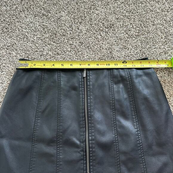 Free People black faux leather zip front mini skirt size 6 - Picture 8 of 8